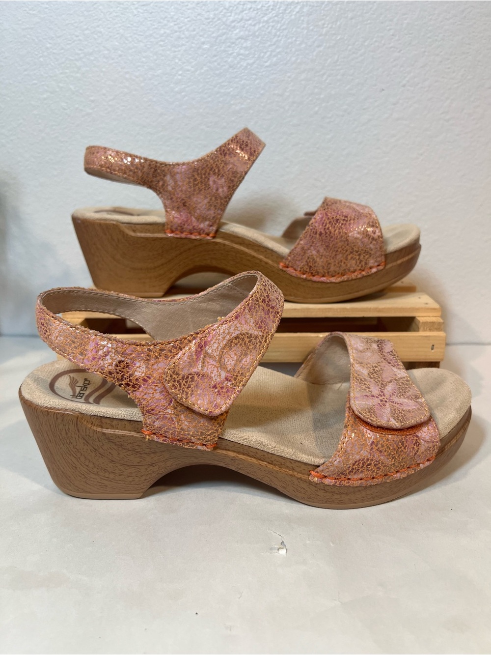 EUC Dansko Sonnet Pink & Gold Shimmer Snakeskin Print Leather Sandals | Sz 38